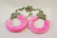 Розовые наручники